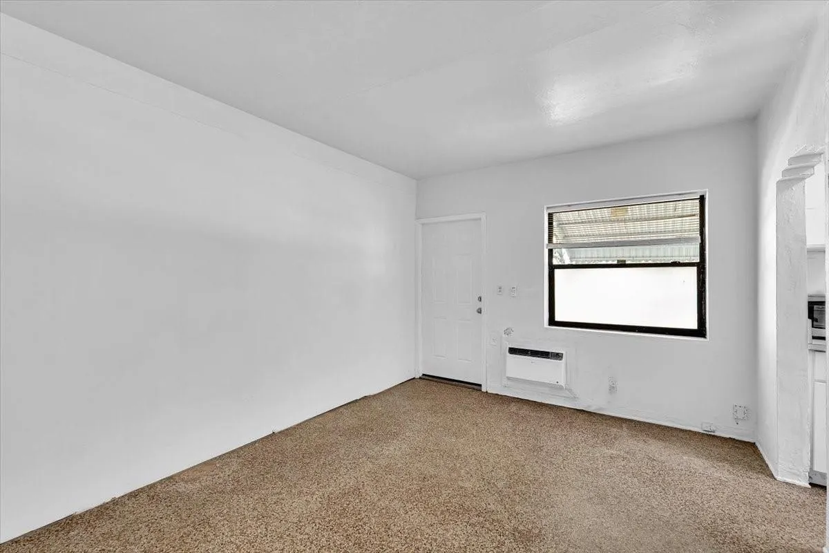 560 NE 15th Ave