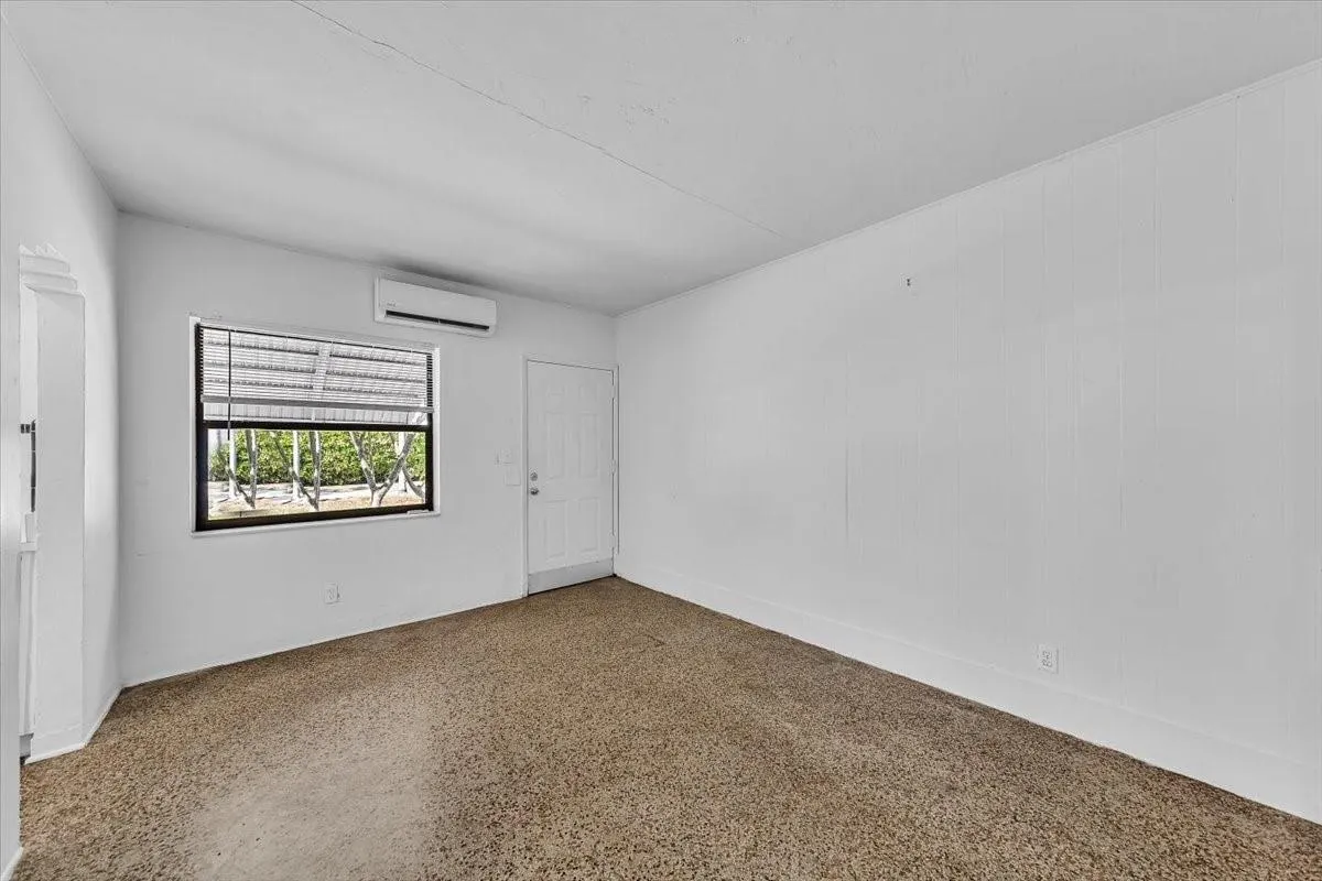560 NE 15th Ave