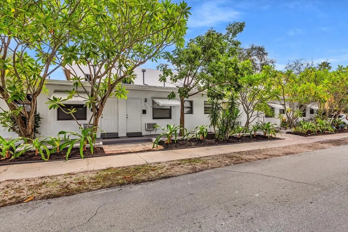 560 NE 15th Ave