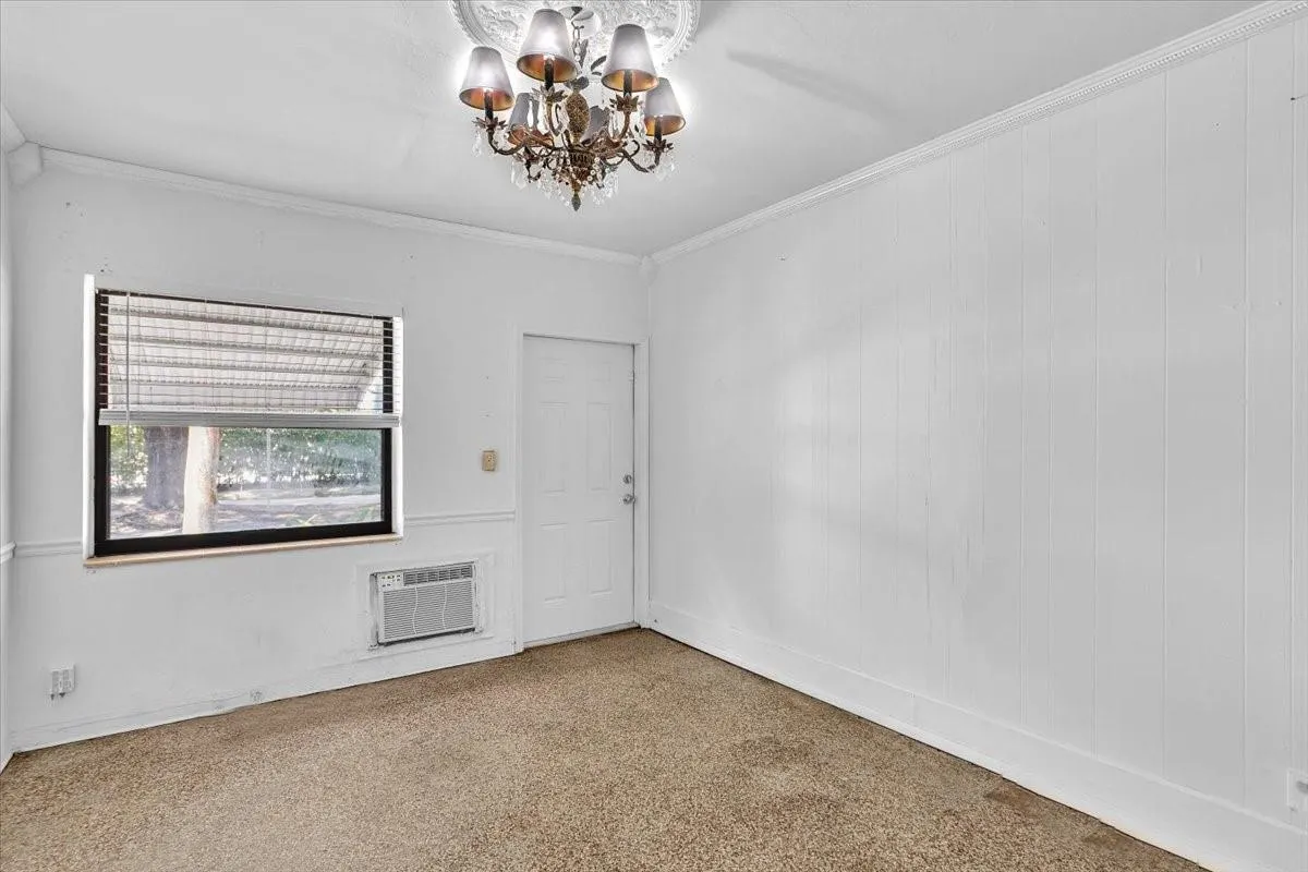 560 NE 15th Ave