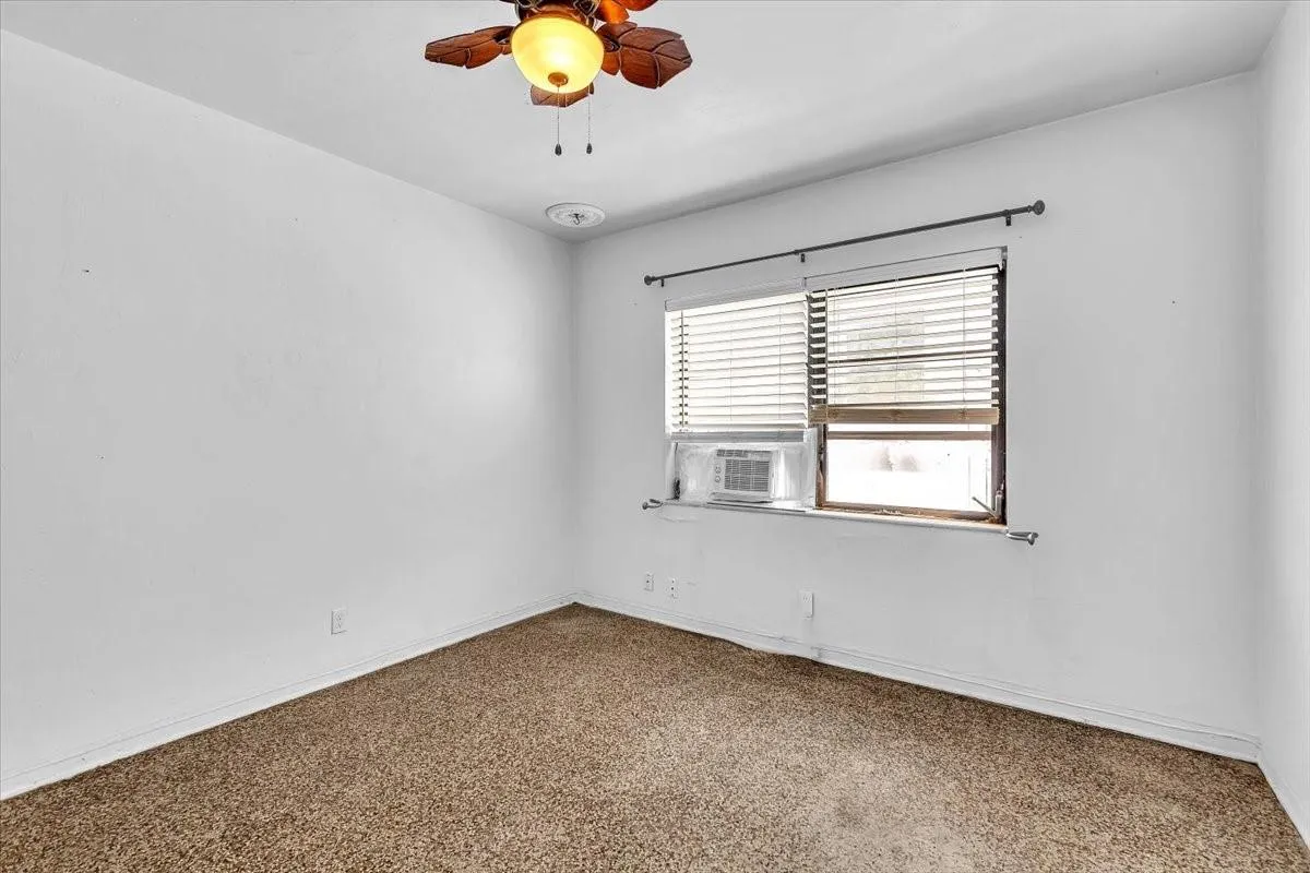 560 NE 15th Ave