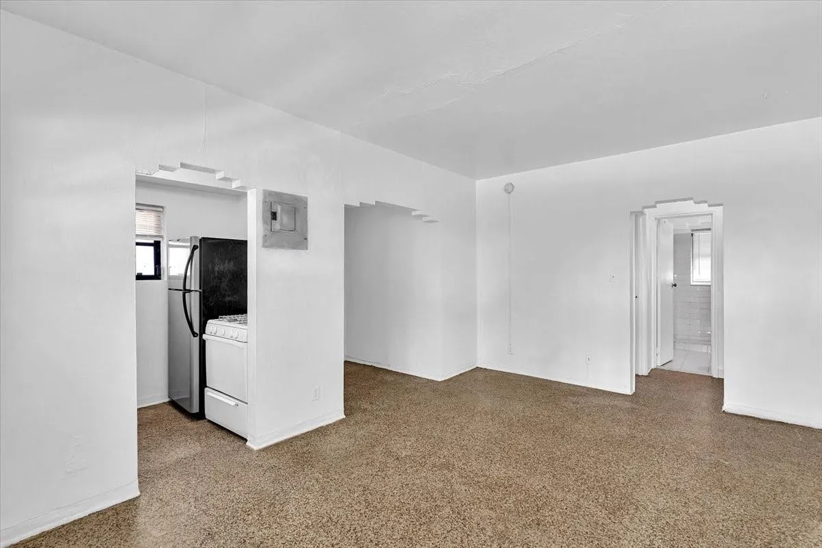 560 NE 15th Ave