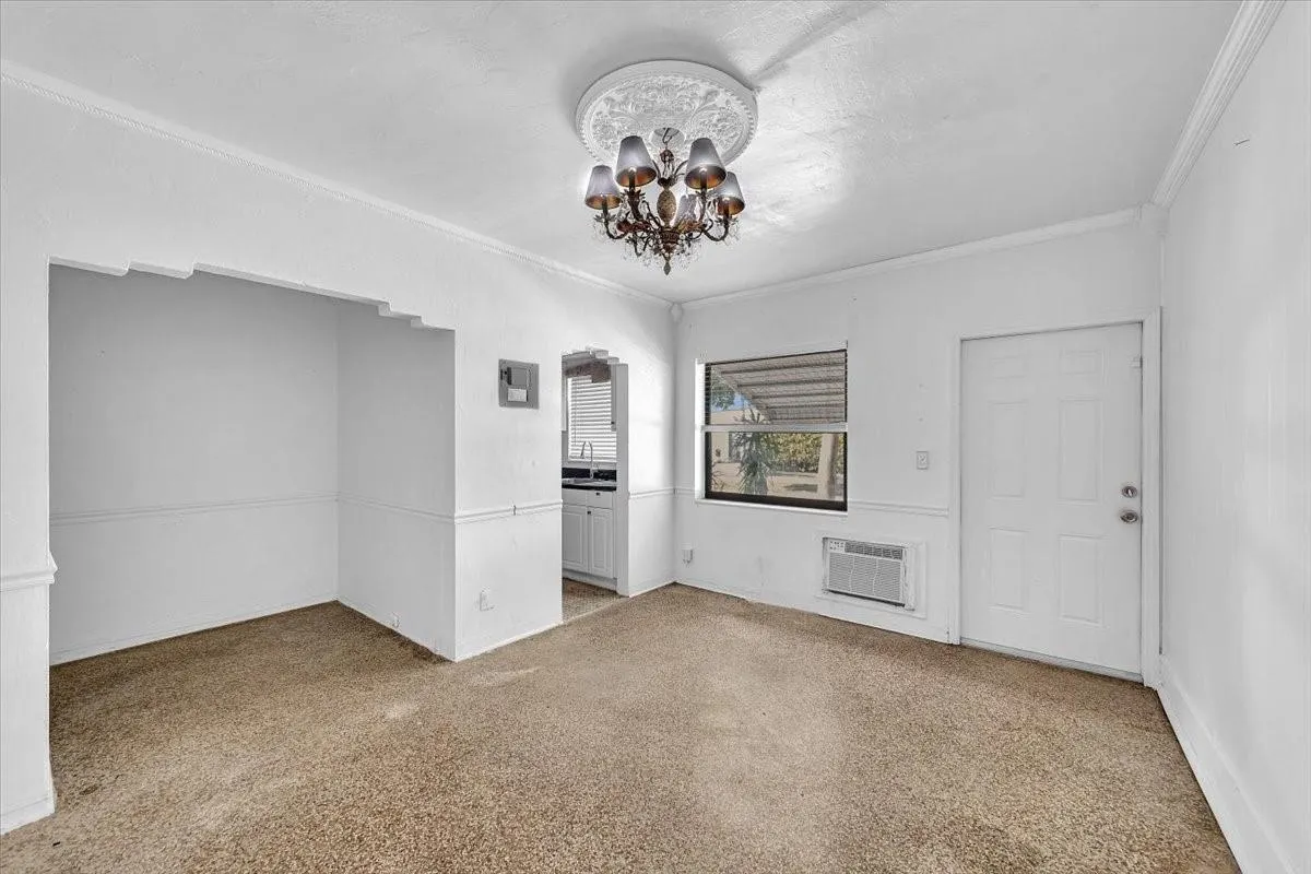 560 NE 15th Ave