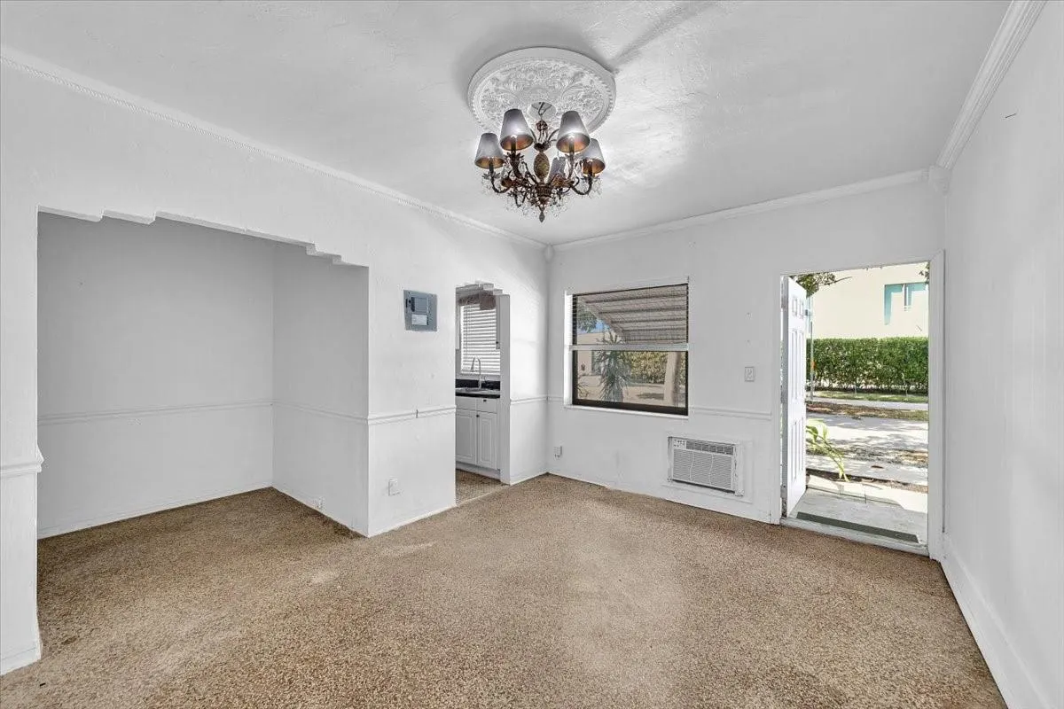 560 NE 15th Ave