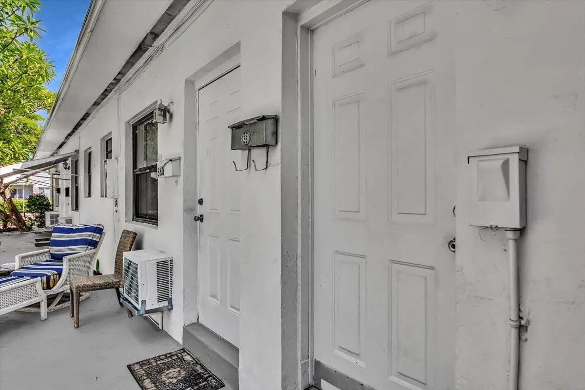 560 NE 15th Ave