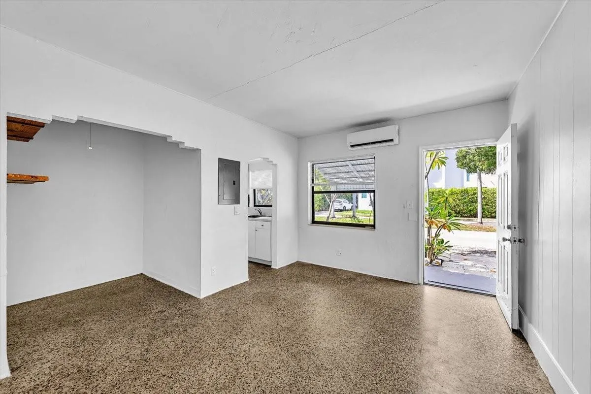 560 NE 15th Ave