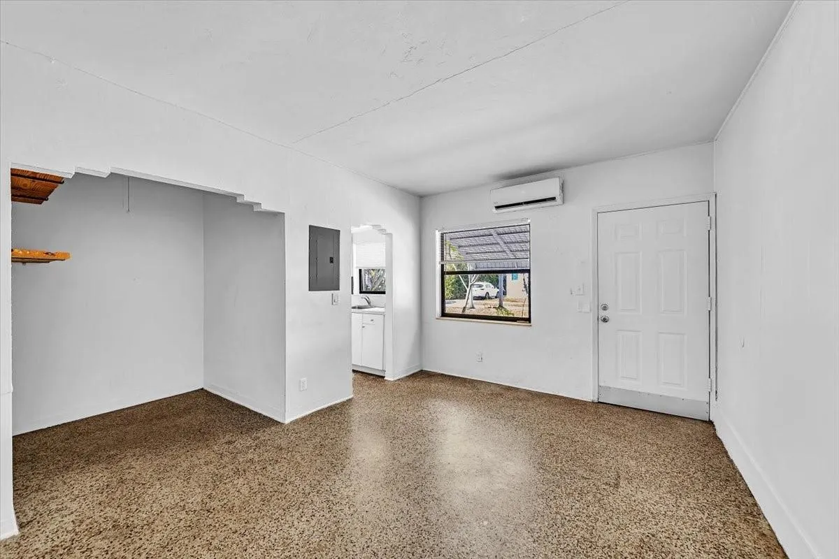 560 NE 15th Ave