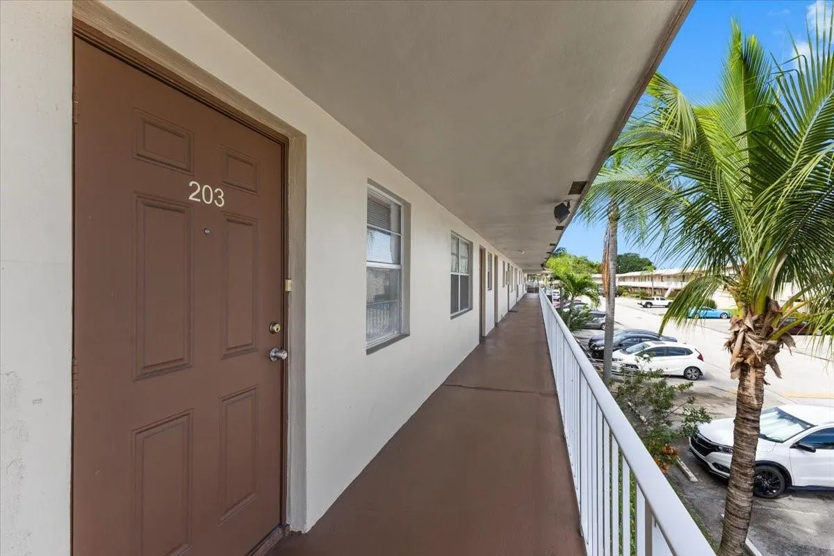 7200 NW 5th Pl, #203