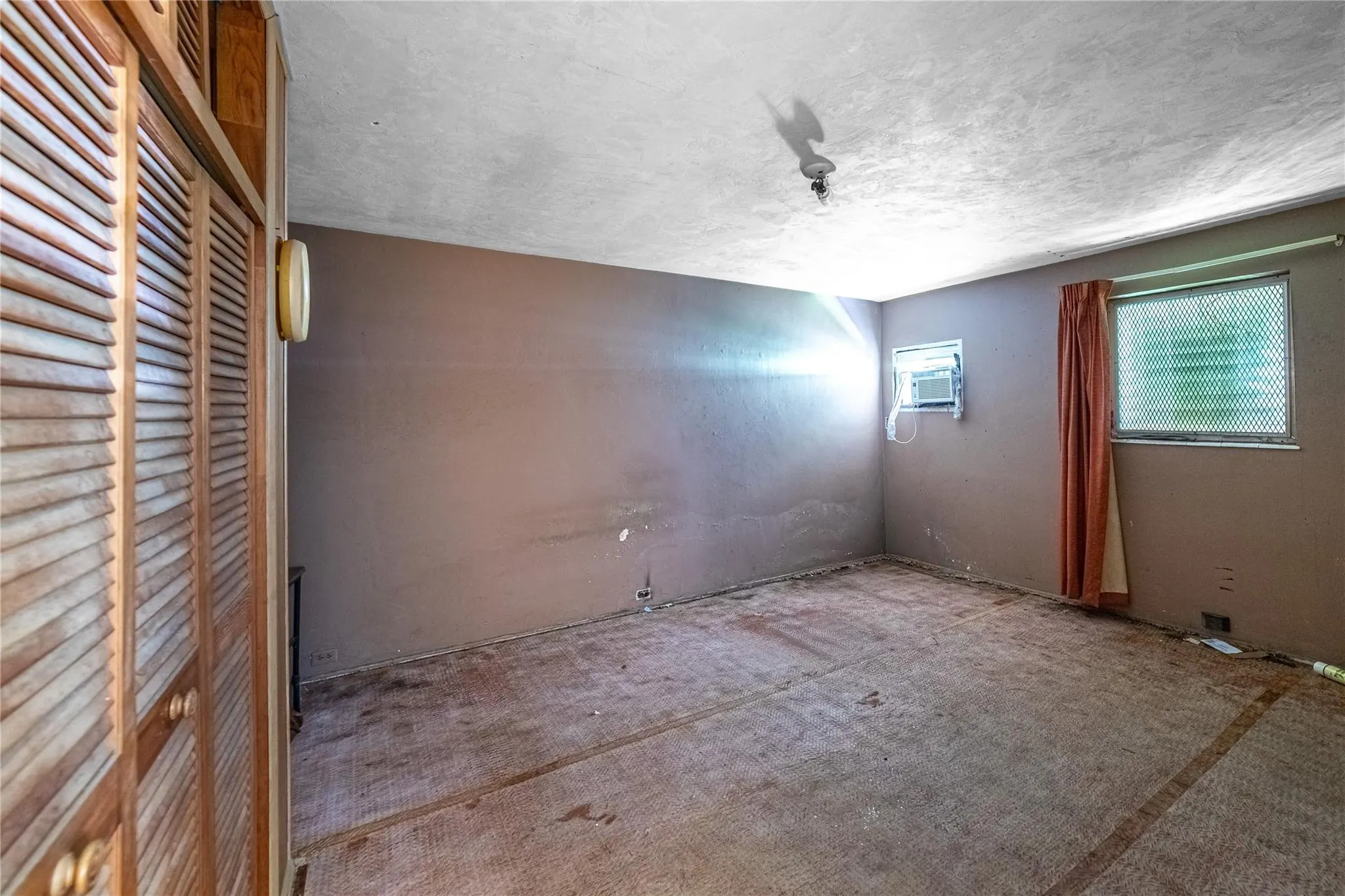 303 NE 8th Ct