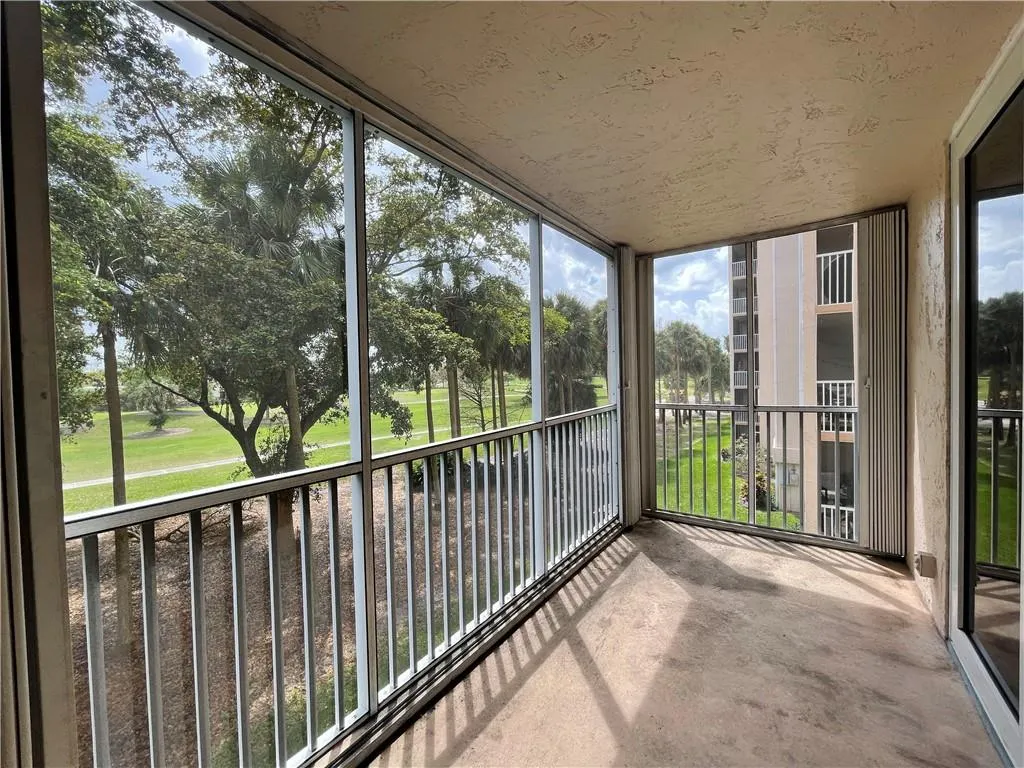 250 Jacaranda Dr, #304