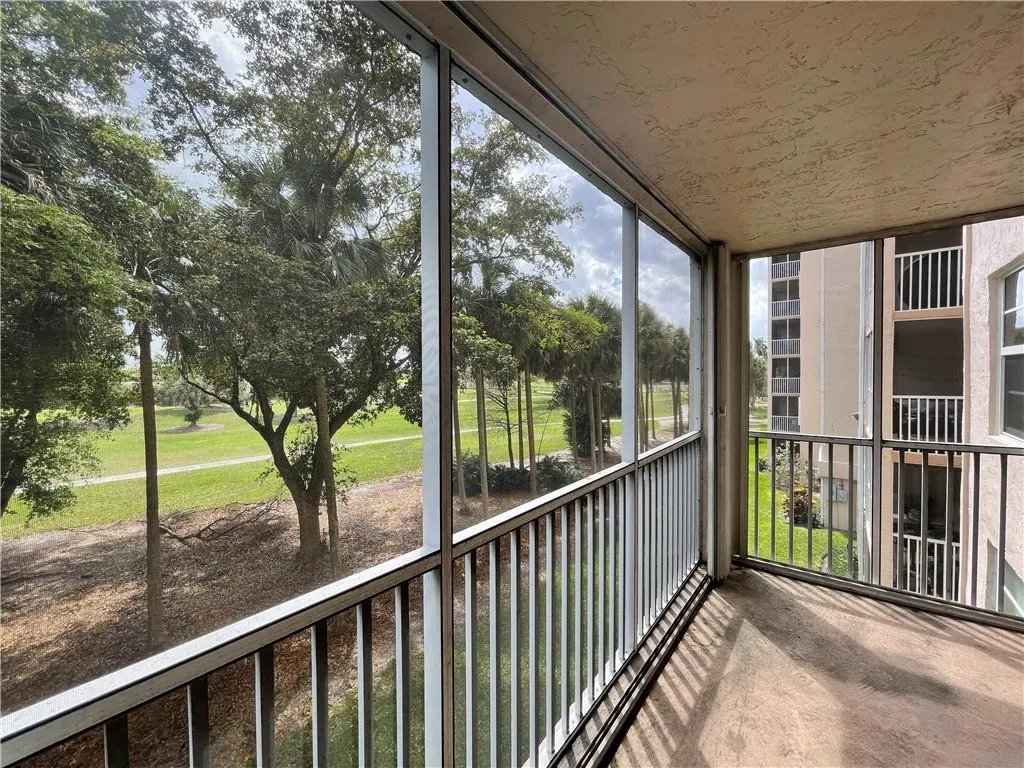 250 Jacaranda Dr, #304