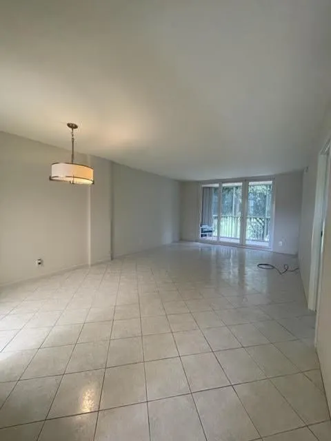 250 Jacaranda Dr, #304