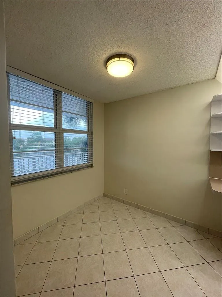 250 Jacaranda Dr, #304