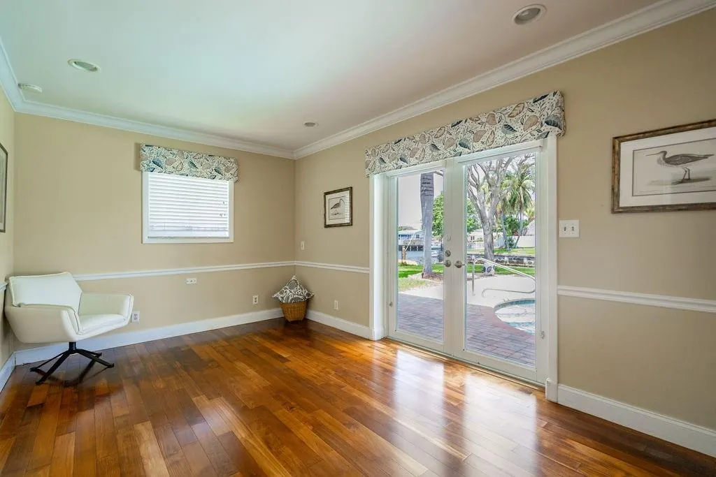 571 SE 12th St