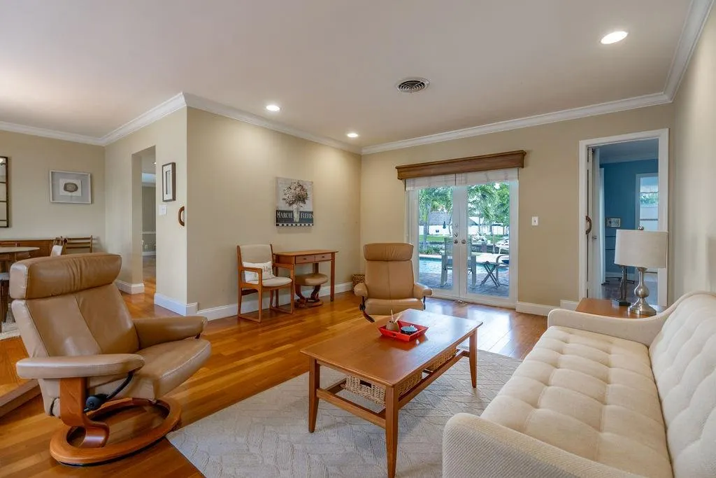 571 SE 12th St