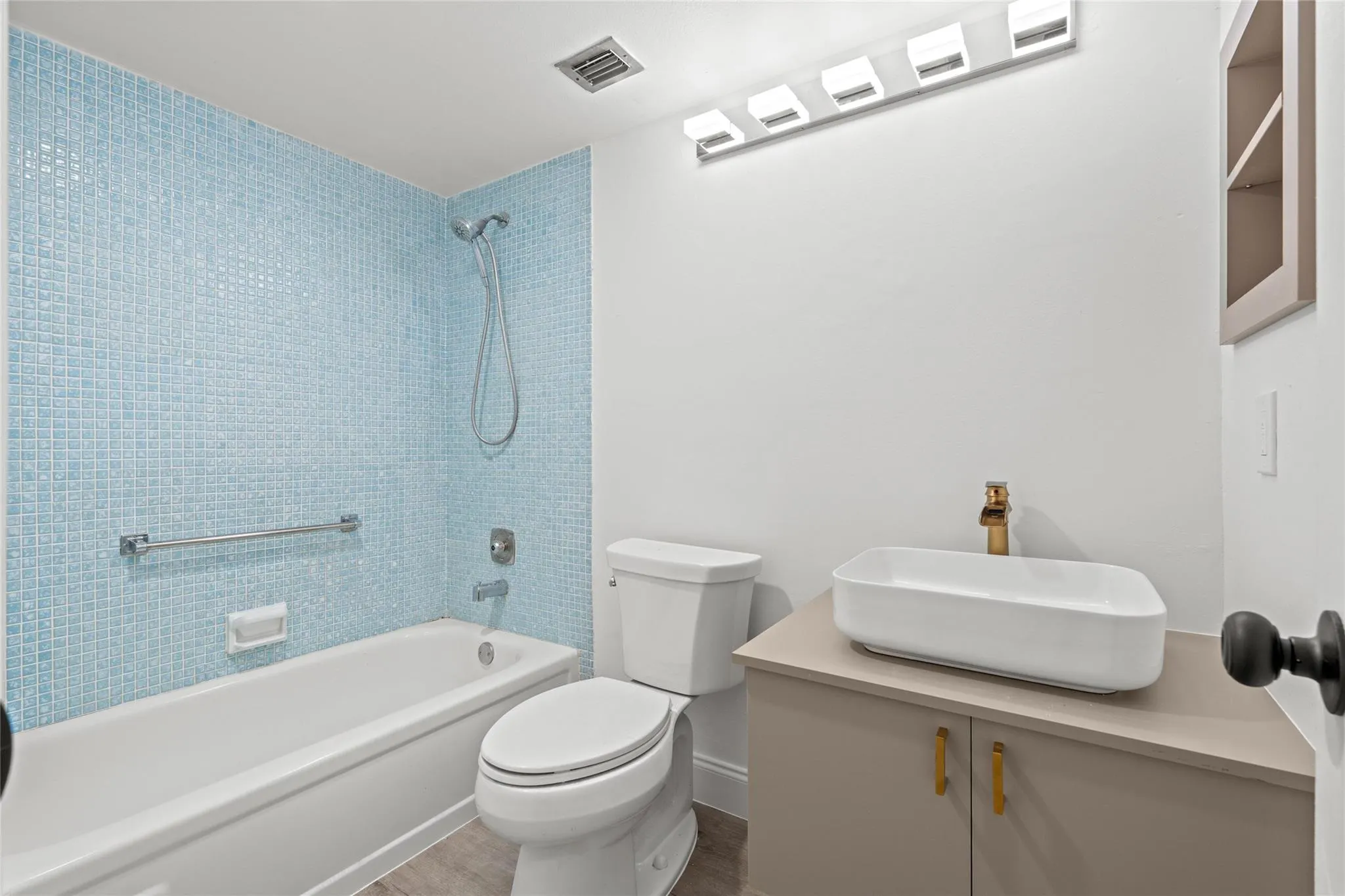 204 Mansfield E, #204