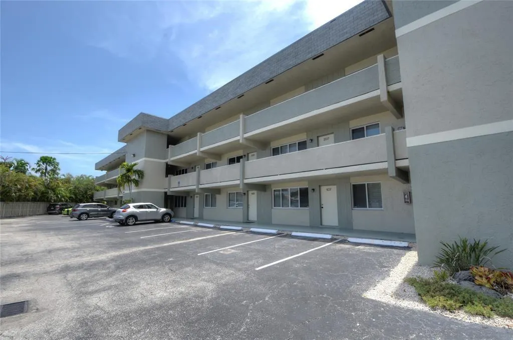 1400 NE 54TH ST, #208