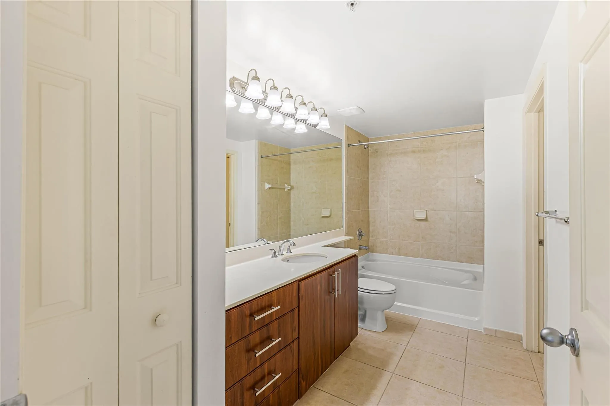 2421 NE 65th St, #318