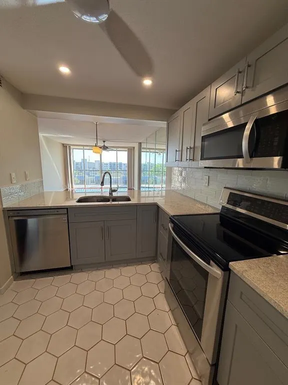 9 Royal Palm Way, #6040