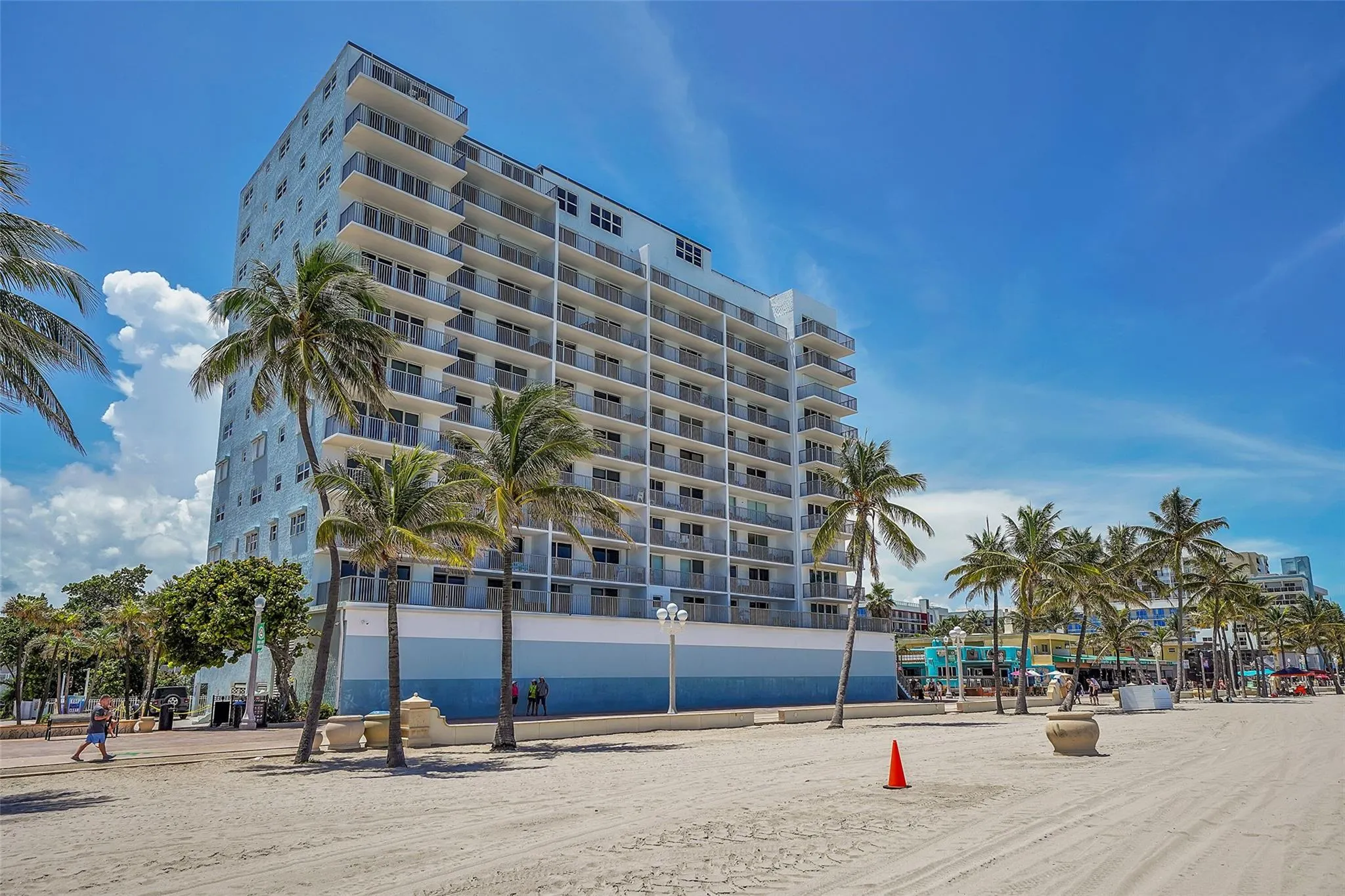 400 N SURF RD, #806