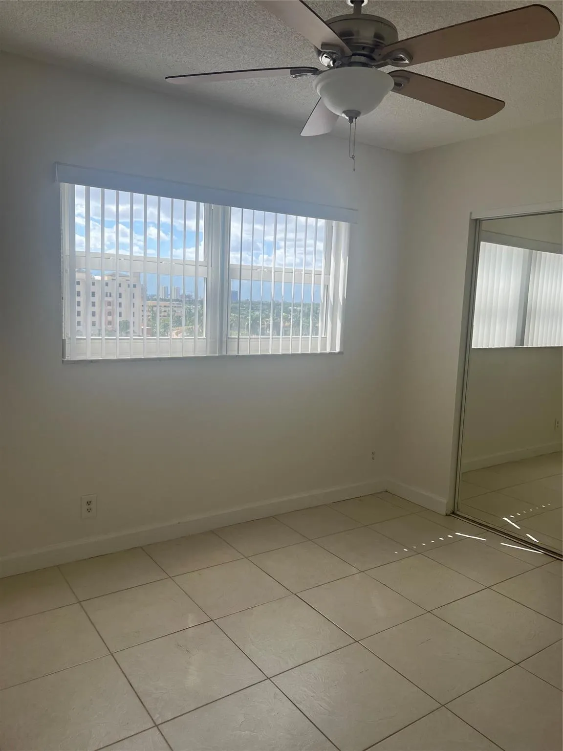 400 N SURF RD, #806