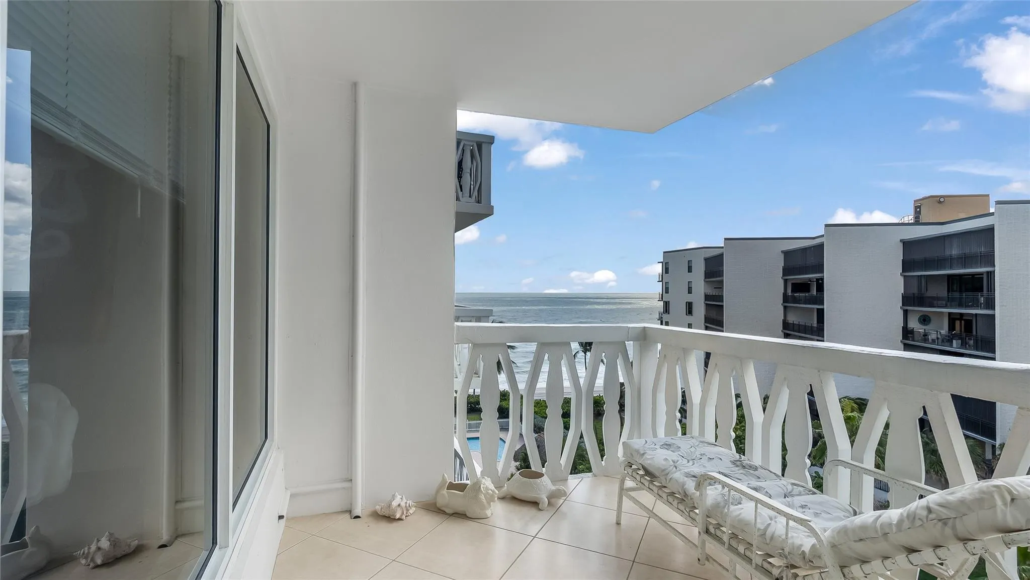 1169 Hillsboro Mile, #717