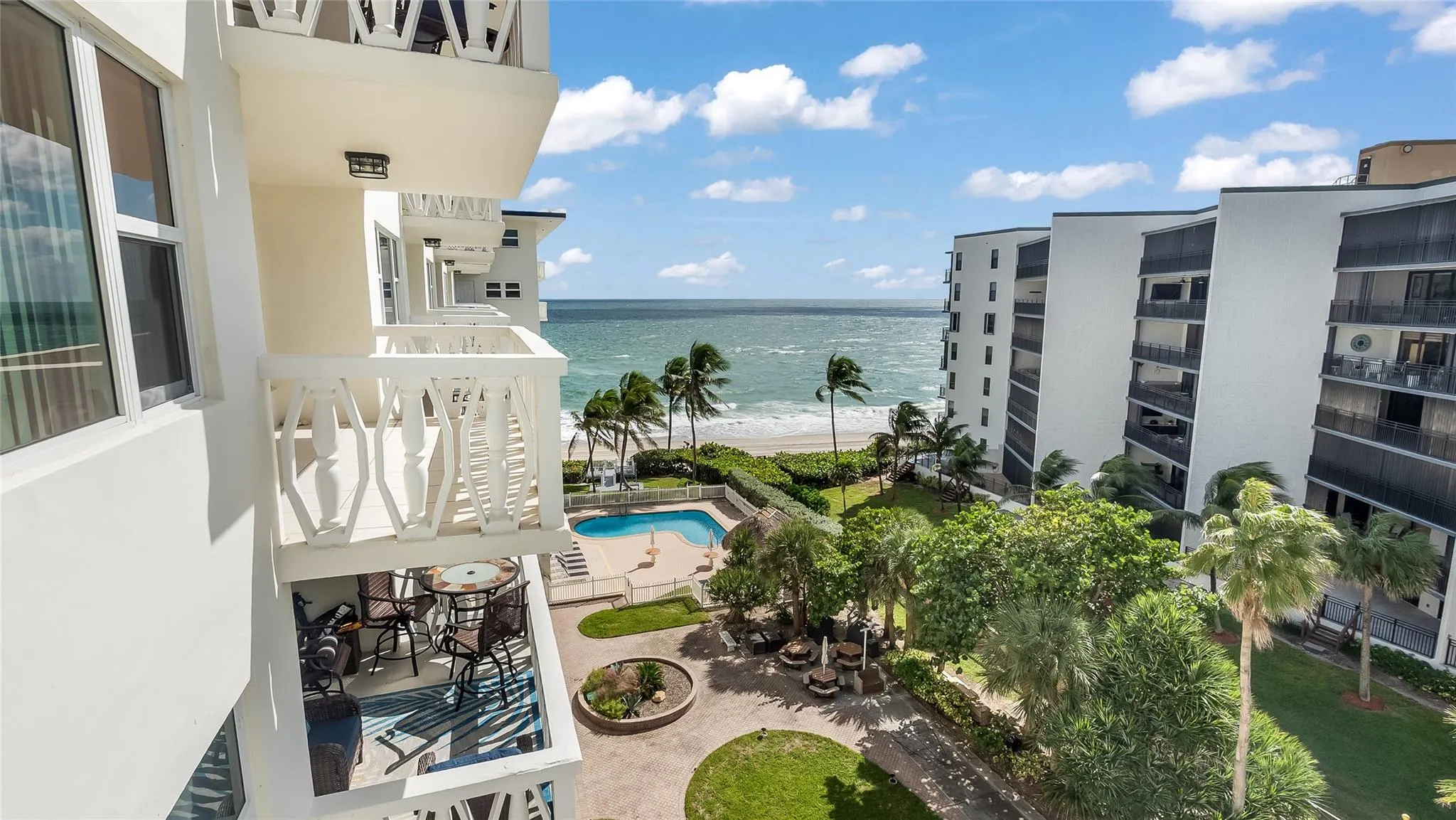 1169 Hillsboro Mile, #717