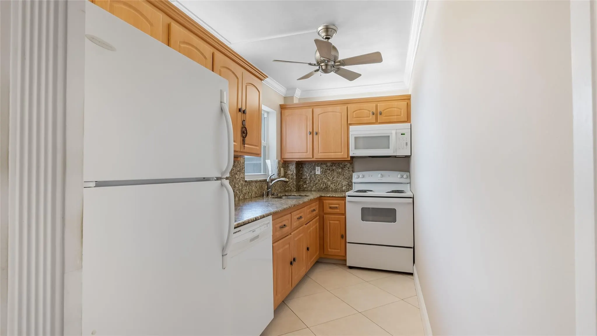 1169 Hillsboro Mile, #717