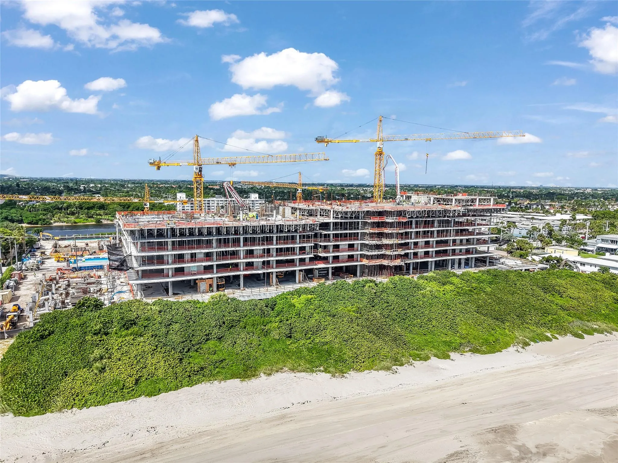 1169 Hillsboro Mile, #717