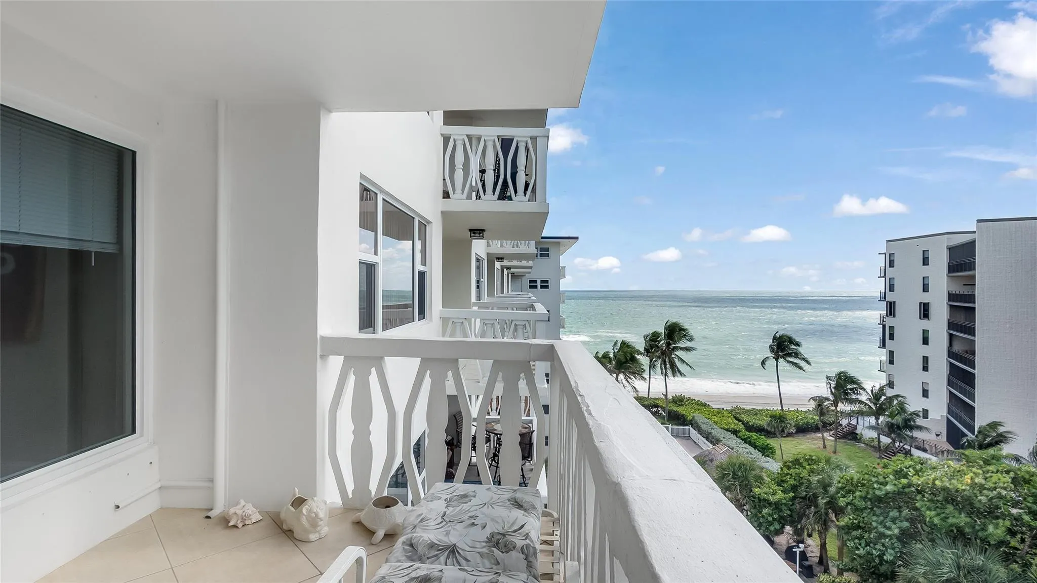 1169 Hillsboro Mile, #717