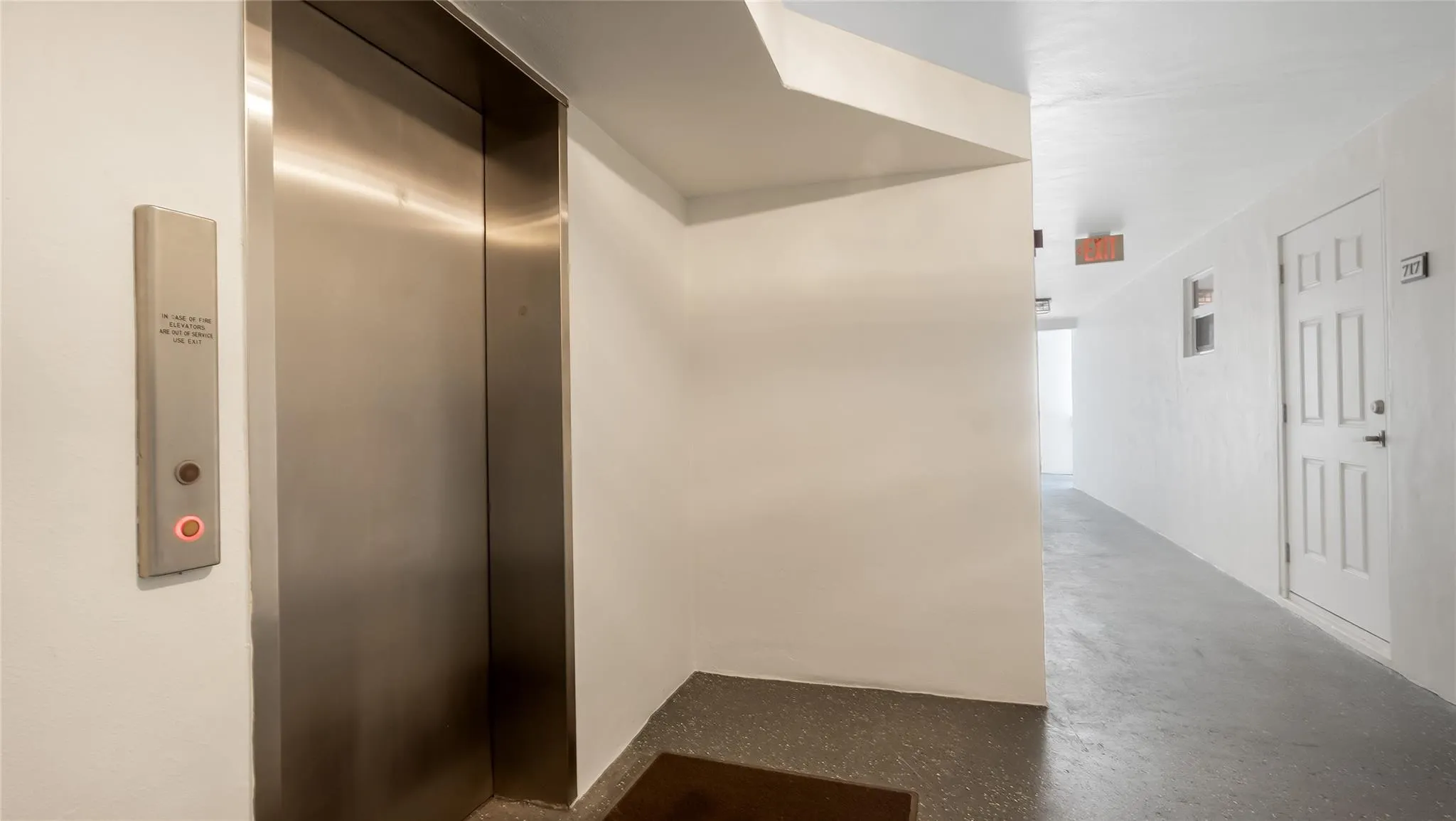 1169 Hillsboro Mile, #717