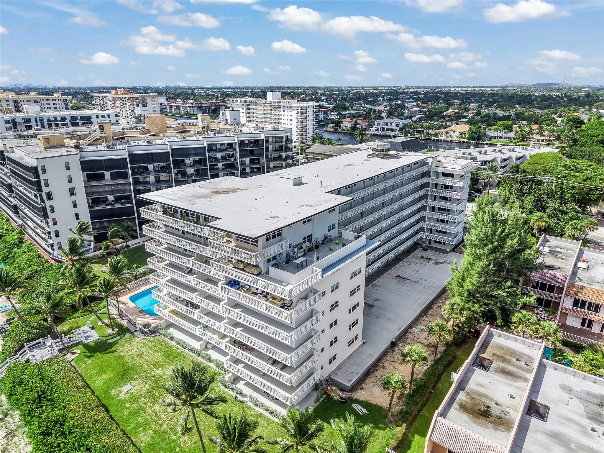 1169 Hillsboro Mile, #717