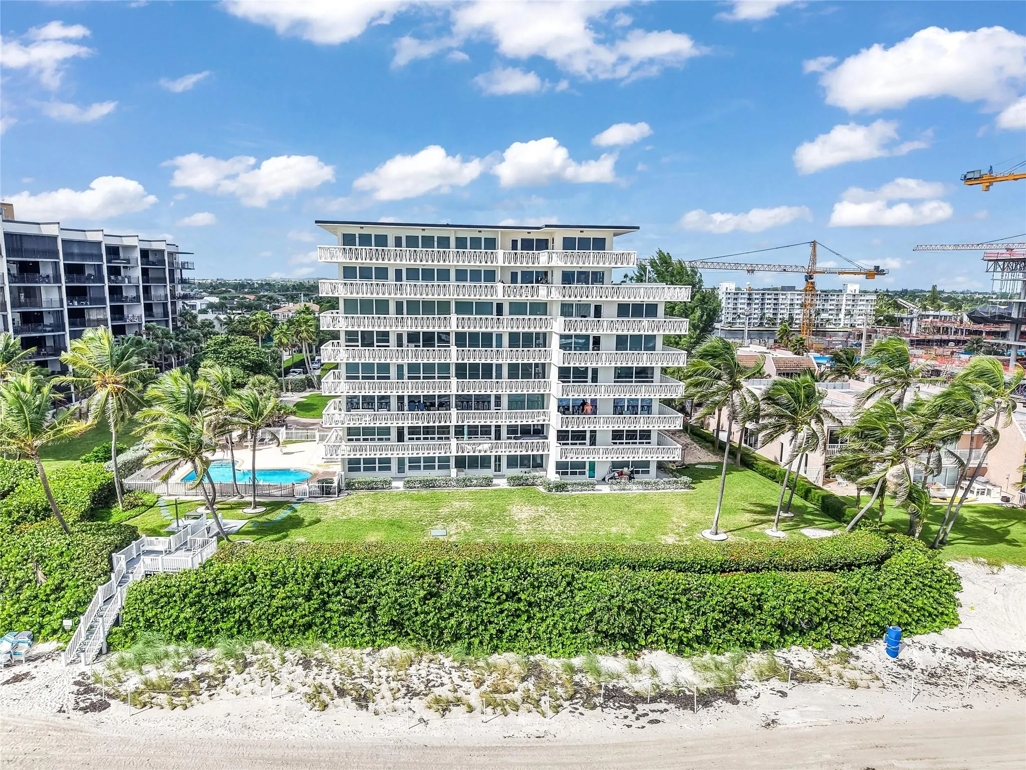 1169 Hillsboro Mile, #717