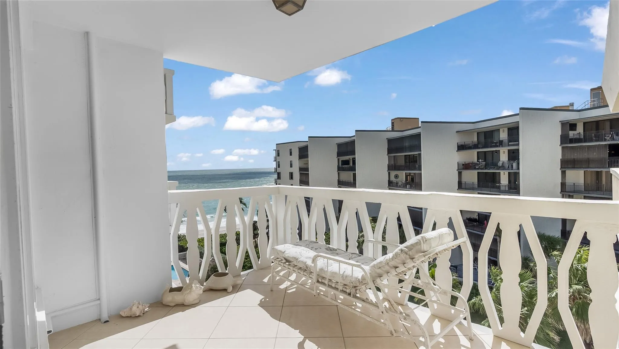 1169 Hillsboro Mile, #717