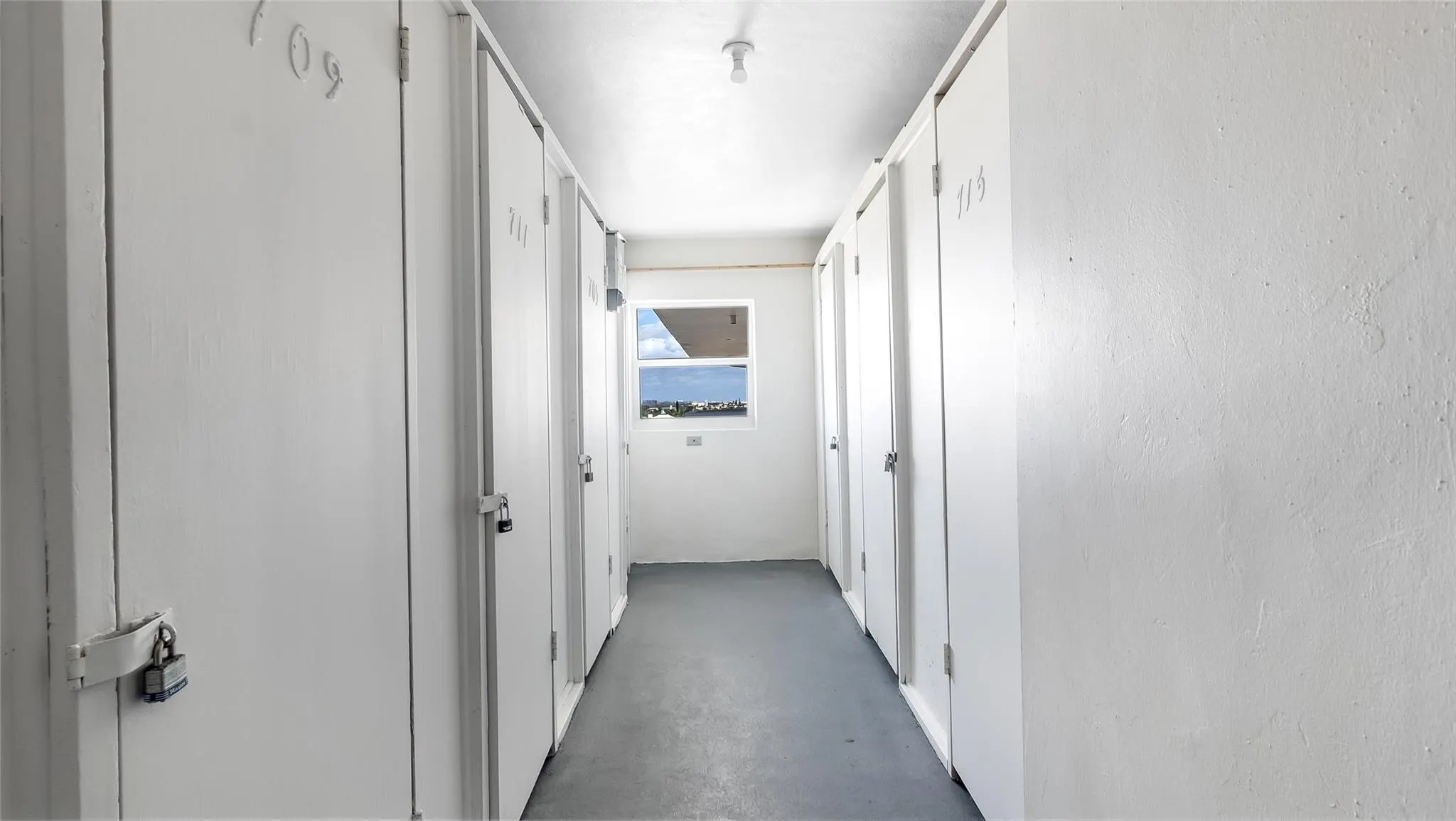 1169 Hillsboro Mile, #717