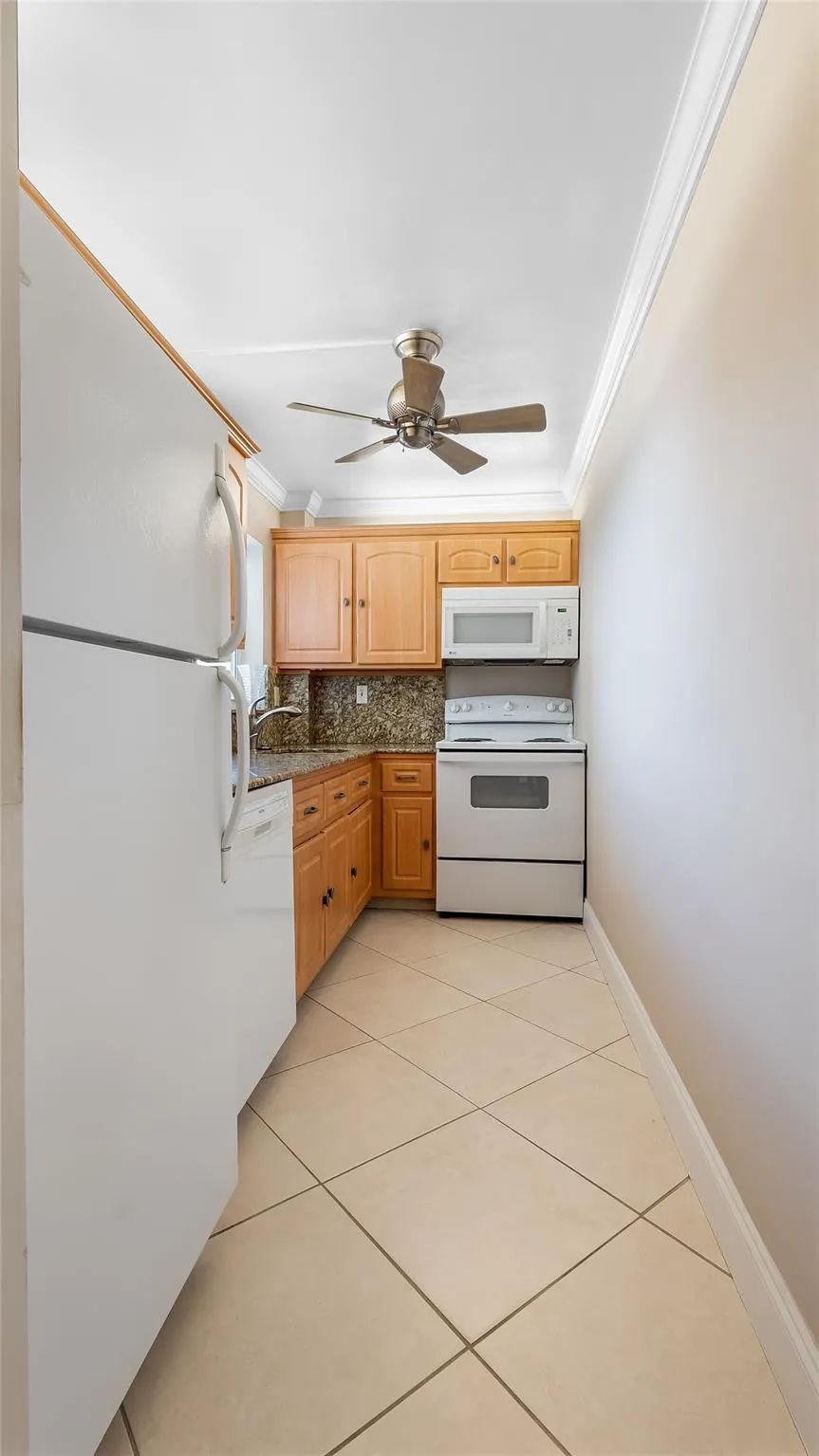 1169 Hillsboro Mile, #717