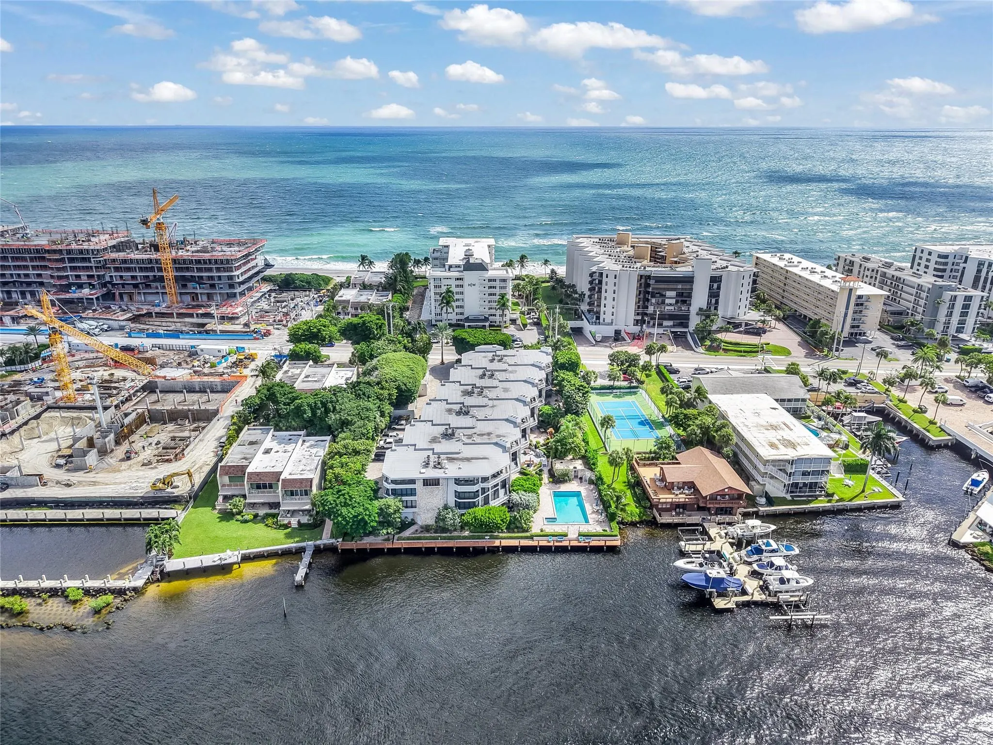 1169 Hillsboro Mile, #717