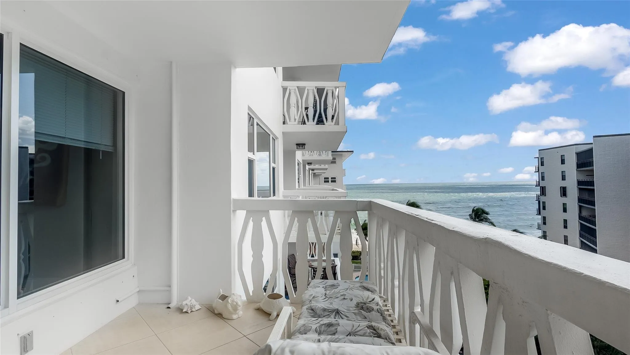 1169 Hillsboro Mile, #717