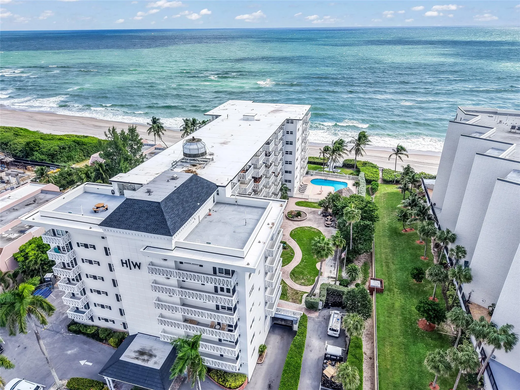 1169 Hillsboro Mile, #717
