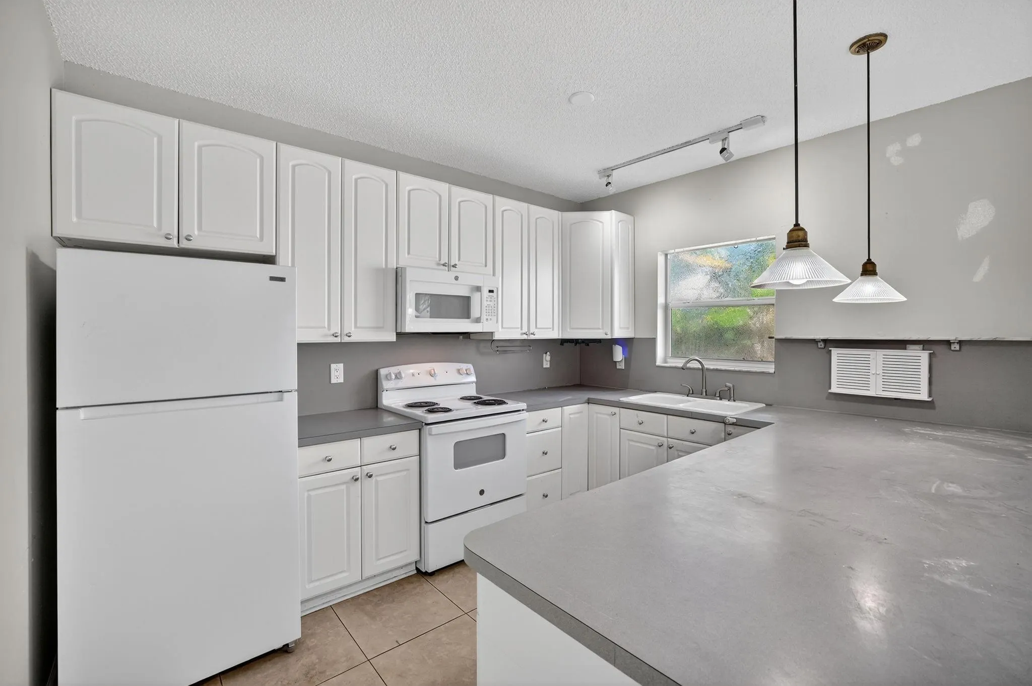 625 NE 10th Ave, #3