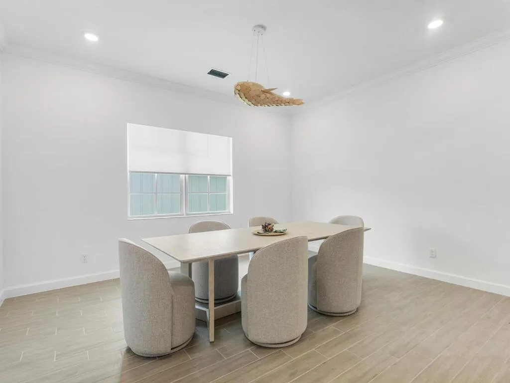 987 Castaway Ct