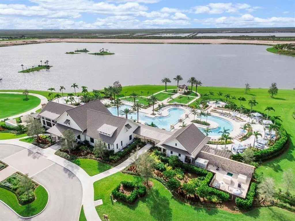 987 Castaway Ct