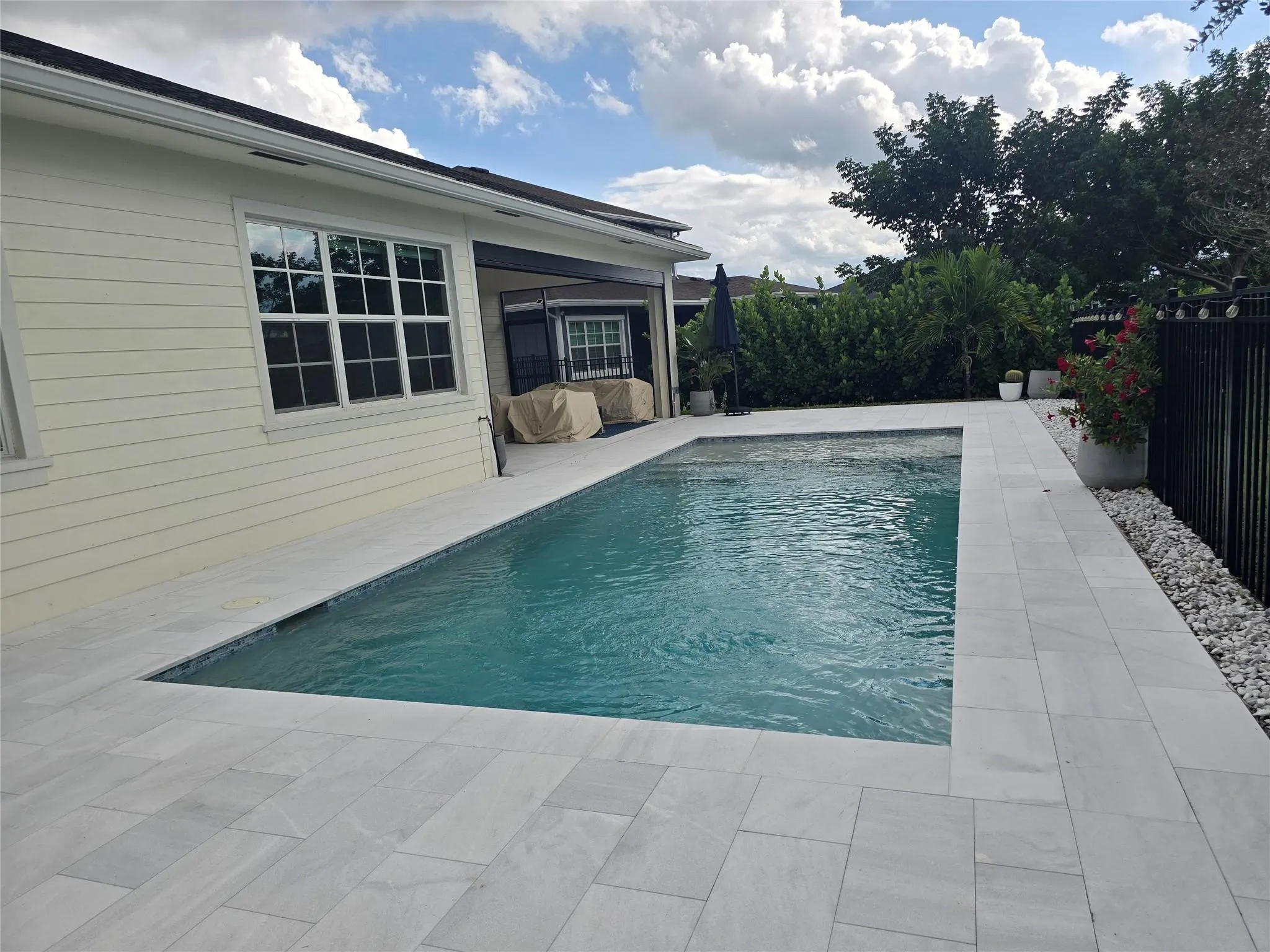 987 Castaway Ct