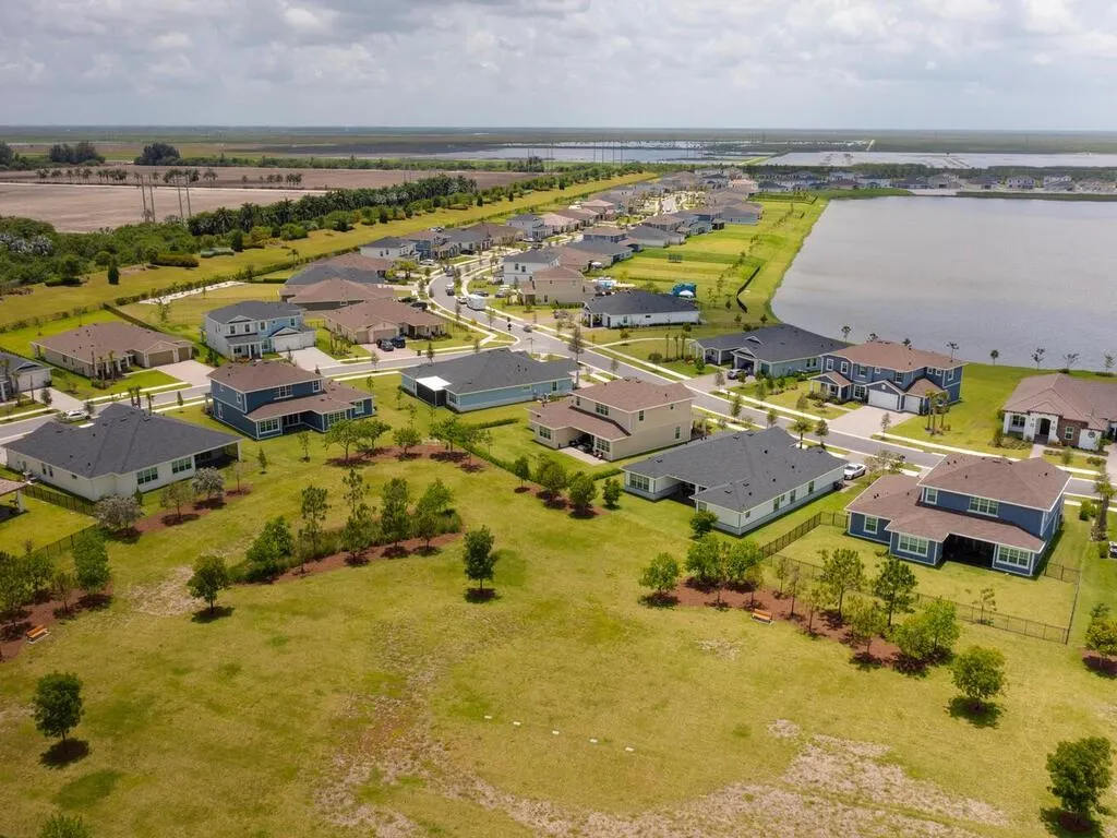 987 Castaway Ct