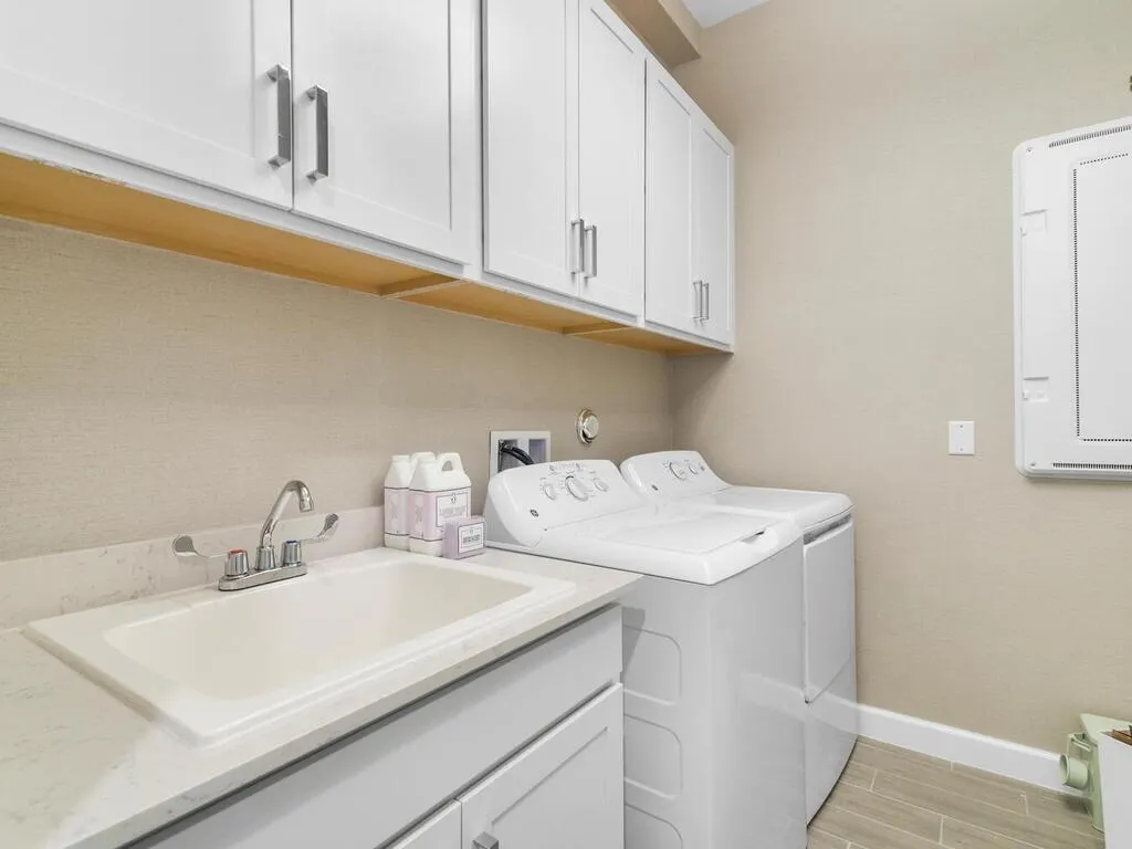 987 Castaway Ct