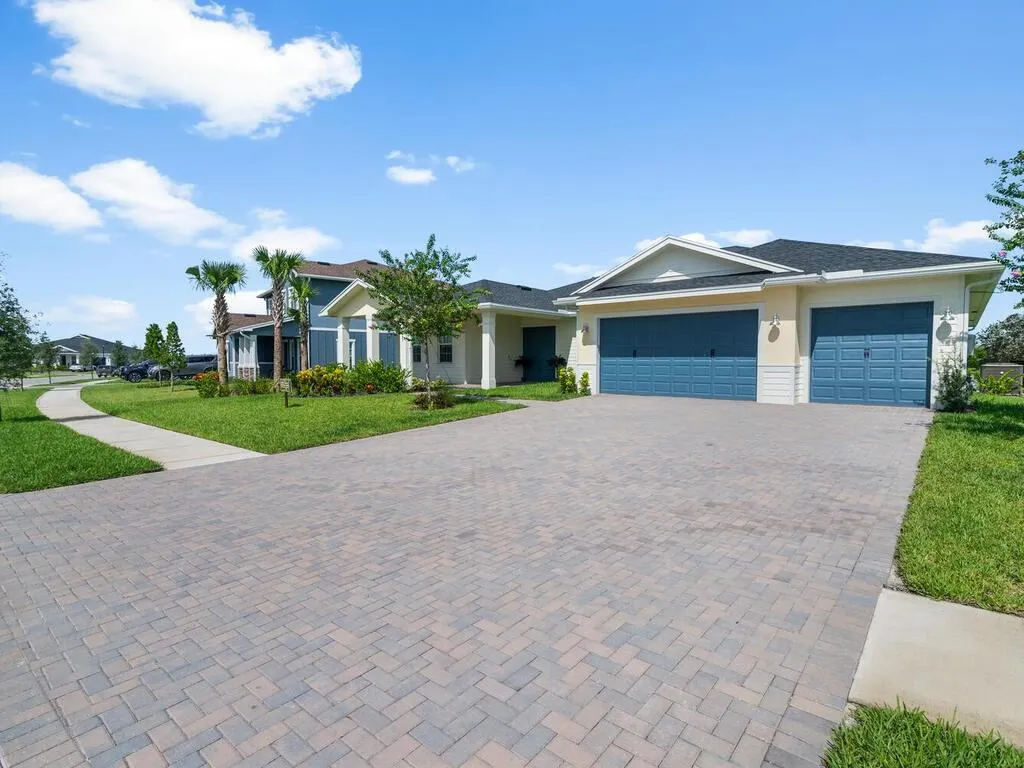 987 Castaway Ct