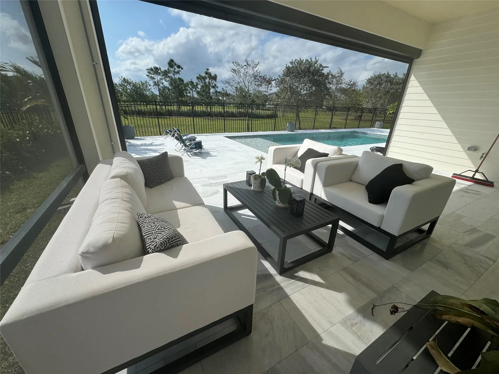 987 Castaway Ct
