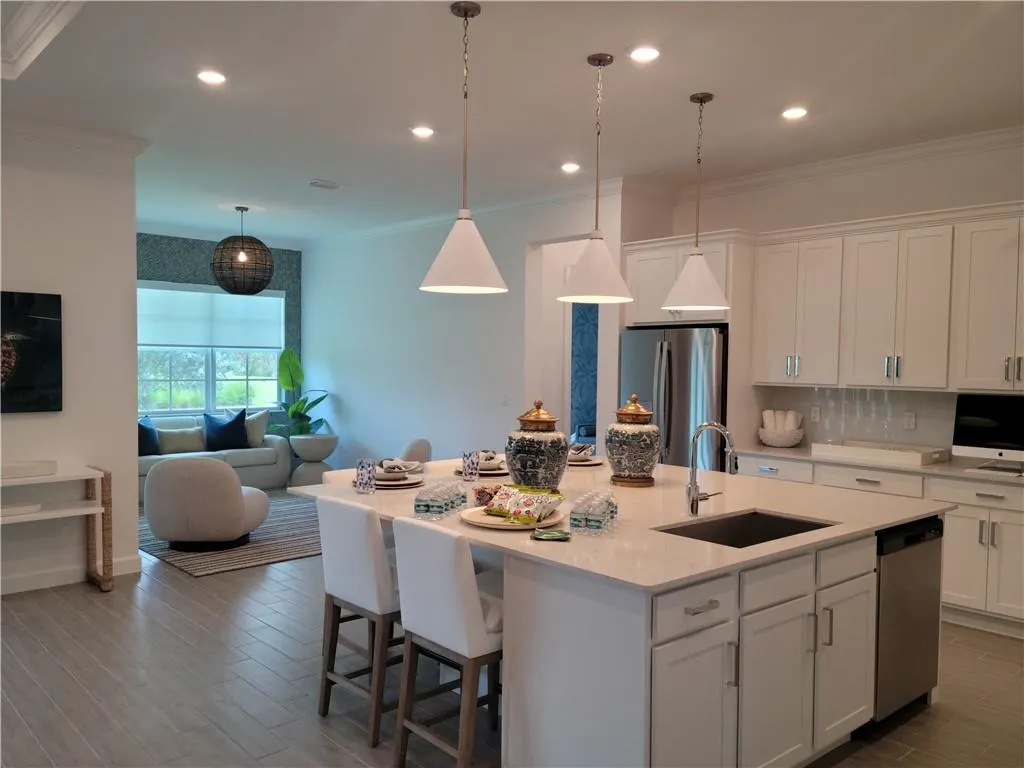 987 Castaway Ct