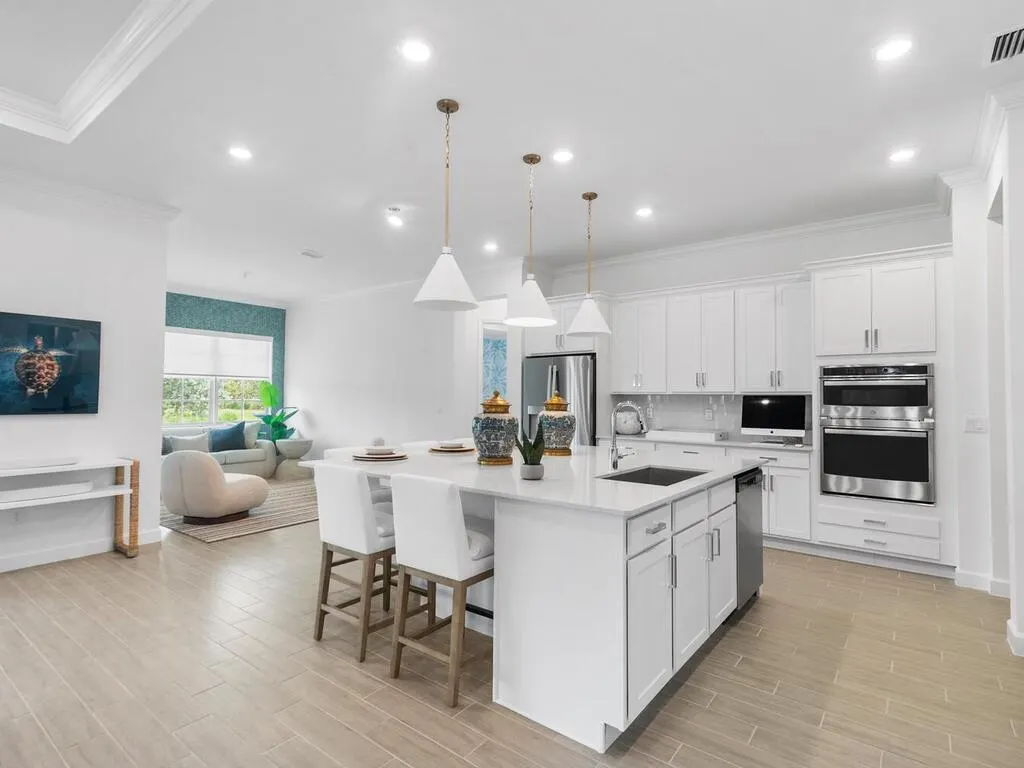987 Castaway Ct