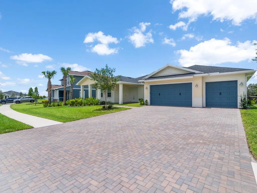 987 Castaway Ct
